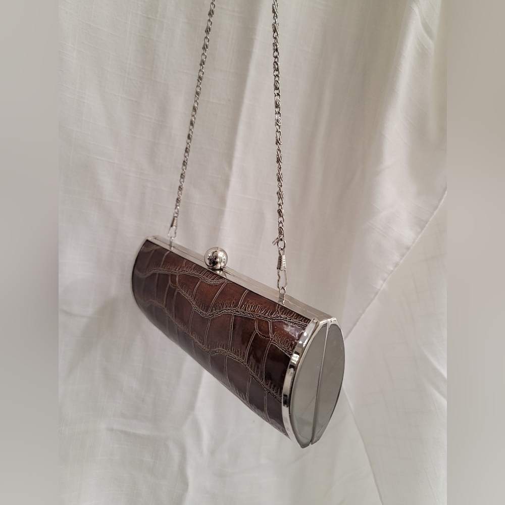 Elegant Crocodile Embossed Clutch with Chain handle - Picture 4 of 8